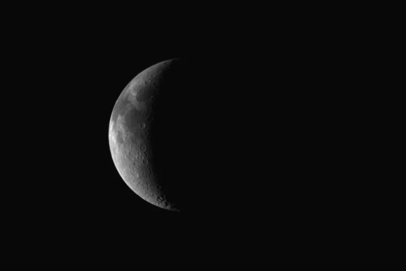 La Luna parcialmente iluminada, captada por la cámara NavCam de Juice durante su sobrevuelo de la Tierra.